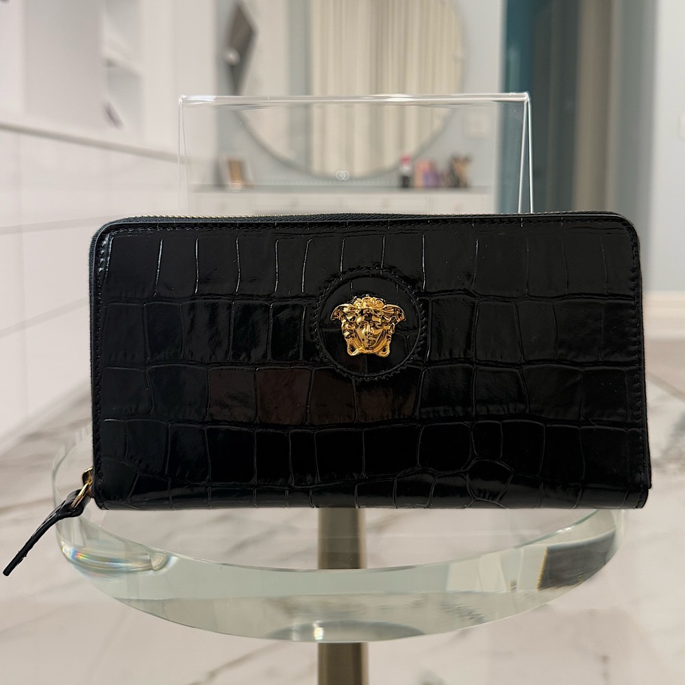 🌟 SOLD 🌟 NWT Versace Embossed La Medusa Wallet
